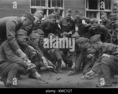 En dehors des heures de service des soldats américains avec des dés de jeu pendant la Seconde Guerre mondiale, 1917-1919, 1 (BSLOC 2017 1 19) Banque D'Images