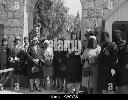 Protestation des femmes arabes à la résidence de la délégation au Haut Commissaire, Sir John Chancellor. Les femmes portent une combinaison de voiles islamiques occidentales et traditionnelles (BSLOC 2017 1 194) Banque D'Images