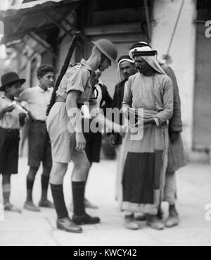 Soldat britannique contrôle de papiers et d'armes pour les Arabes de la recherche à la porte de Jaffa, Jérusalem. 1936 pendant la révolte arabe (BSLOC 2017 1 203) Banque D'Images