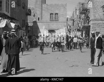 De jeunes Arabes fonctionnant à Bethléem après la gravure des bureaux gouvernementaux pendant la révolte arabe. Septembre 14, 1938 (BSLOC 2017 1 206) Banque D'Images