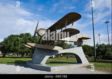 Monument d'avion. Monument du vol qui a célébré 100 ans d'histoire du Brésil à Belém, Portugal. Banque D'Images