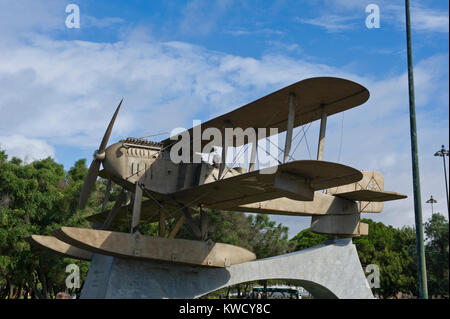 Monument d'avion. Monument du vol qui a célébré 100 ans d'histoire du Brésil à Belém, Portugal. Banque D'Images