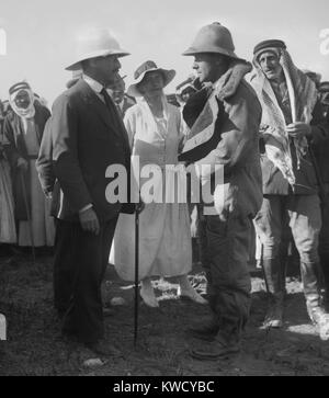 Dans le centre sont, de gauche à droite : Sir Herbert Samuel, Gertrude Bell, et T.E. Lawrence, en avril 1921. Samuel a été Haut Commissaire britannique de Palestine ; Bell était un linguiste et arabisant politiquement influents ; et le colonel Lawrence, coordonnée entre British et arabes (BSLOC fo 2017 1 95) Banque D'Images