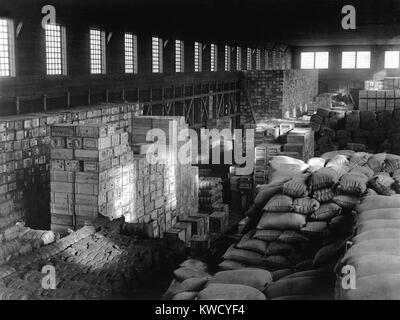 Fournitures quartier-maître en entrepôt à Vladivostok, contenant du matériel de guerre américain. La protection de cette propriété était l'une des missions de l'American Expeditionary Force russe du nord 1918-1920. Après la chute de la Russie tsariste, d'un milliard de dollars d'armes américaines et de l'équipement ont été abandonnés le long du chemin de fer transsibérien entre Vladivostok et Nikolsk (Ussuriysk) (BSLOC 2017 2 14) Banque D'Images