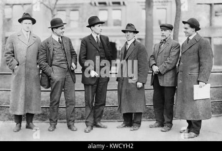 Comité de l'IWW : Sullivan, Caron, Plunkett, Turner, non identifié, et Woolman. Deux des hommes ont été impliqués dans la croix noire anarchiste, et l'explosion accidentelle du 4 juillet 1914 à New York. Arthur Caron (2e de gauche) a été tué dans l'explosion, et Charles Plunkett (3e de gauche) a fait partie de la conspiration associée à tuer John D. Rockefeller (BSLOC 2017 2 164) Banque D'Images