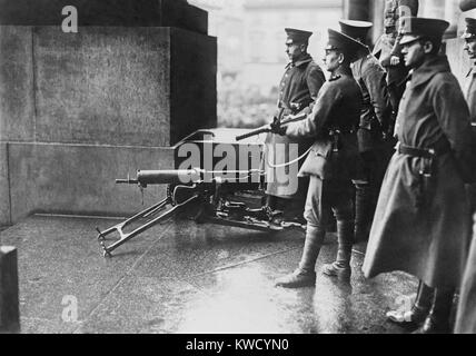 Les soldats allemands à la défense de l'édifice de l'Assemblée nationale allemande à Berlin, 1919. Au cours du mois de violente révolution allemande, le gouvernement a été menacé par les milices radicales de gauche et droite (BSLOC 2017 2 54) Banque D'Images