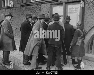 Allemands asséné lors de la lecture d'invasion franco-belge d'Essen, 1923. Lire l'affiche que le premier ministre britannique David Lloyd George supporte par l'occupation (BSLOC 2017 2 62) Banque D'Images