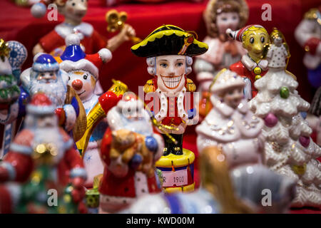 Casse-noisette's toy repose sur le comptoir entre le nouvel An Russe au cours de poupées la nouvelle année et les vacances de Noël Banque D'Images
