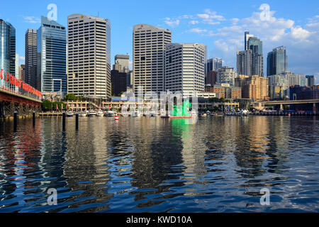 Cockle Bay Wharf à Darling Harbour avec des immeubles de grande hauteur dans Sydney Central Business District en fond - Sydney, New South Wales, Australia Banque D'Images