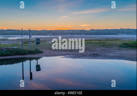 Crépuscule, Red Wharf Bay / Traeth Coch, Anglesey, au nord du Pays de Galles Banque D'Images