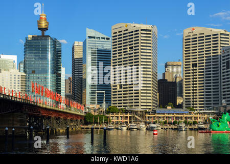 Pyrmont Bridge et Cockle Bay Wharf de Darling Harbour, avec Sydney Central Business District en fond - Sydney, New South Wales, Australia Banque D'Images