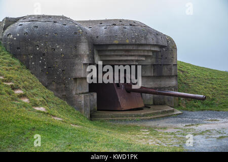 Pas de batterie à 4 Longues sur Mer, Calvados avec le reste de son canon de 15cm. Banque D'Images