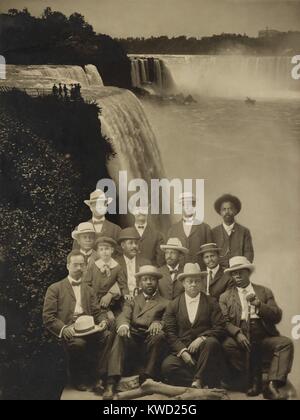 Fondateurs du mouvement du Niagara en surimpression sur une image de Niagara Falls, en 1905. Première rangée, L-R :, Henry L. Baily de Washington, D.C. ; Clement G. Morgan du Massachusetts ; W.H.H. Hart, de Washington, D.C., et Bosch Smith du Kansas. Rangée du milieu, L-R : Frederick L. McGhee du Minnesota ; Norris Bumstead Herndon, fils d'Alonzo Herndon ; J. Max coiffure de l'Illinois ; W.E.B. Du Bois d'Atlanta (Géorgie), et Robert Bonner du Massachusetts. Rangée arrière, L-R : H.A. Thompson de New York ; Alonzo F. Herndon de Géorgie ; John Hope de la Géorgie : et un homme non identifié, peut-être James R.L. Diggs (BSLOC   2017 20 159) Banque D'Images