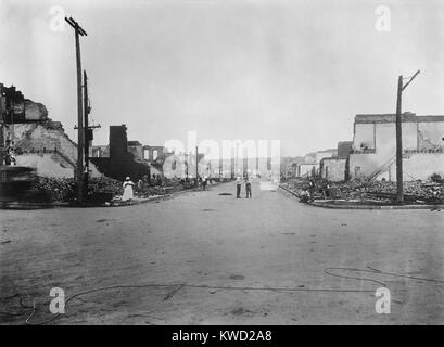 Dans la rue en ruine, l'African Greenwood section américaine de Tulsa, Oklahoma, juin 1921. Un garde national armé parle avec un homme dans la rue. Dans ce post WW1 d'urgence, la Garde nationale de l'Illinois ont fait leur travail, et la protection des citoyens américains africains. En pré-WW1 d'émeutes à Springfield et (1908) et St Louis (1917) éléments de la Garde nationale avec le recto verso (BSLOC mobs Blanc 2017 20 82) Banque D'Images