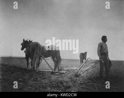 L'AUBE DE LA CIVILISATION, une photo d'un Native American dans un champ avec une charrue tirée par des chevaux. C. 1899-1900. Il a été étudiant à l'université américaine de l'Afrique de l'Institut agricole et normal de Hampton, qui a admis sa première des étudiants indiens en 1878. 19e siècle progressistes assimilé avec la civilisation agricole indépendante. Beaucoup d'instruction et à la politique du gouvernement visant à les convertir pour les chasseurs d'autrefois nomades yeoman les agriculteurs. Photo par Frances Benjamin Johnston (BSLOC   2017 20 141) Banque D'Images