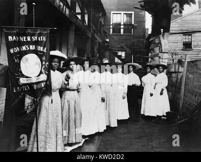 Nannie Burroughs holding emblème de l'État de garde Convention baptiste nationale Womans, ch. 1905-15. Burroughs était un chef religieux, enseignant et militant des droits de l'homme. Elle a fondé l'École nationale de formation pour les femmes et les filles, Washington, D.C., sous le parrainage de la Convention baptiste nationale. En 1886, la Convention baptiste nationale, a été organisée à réduire l'influence des baptistes blanc sur les Eglises d'Afrique (BSLOC   2017 20 146) Banque D'Images