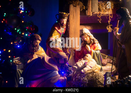 Photographie de certains chiffres en céramique de la nativité de Jésus Christ avec la Vierge Marie, Saint Joseph et les trois hommes sages Banque D'Images