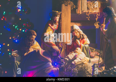 Photographie de certains chiffres en céramique de la nativité de Jésus Christ avec la Vierge Marie, Saint Joseph et les trois hommes sages Banque D'Images