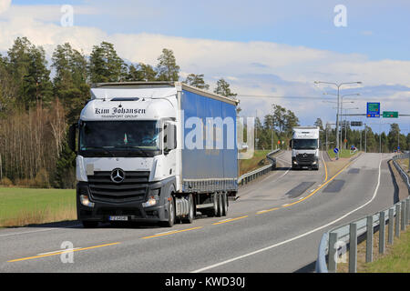 KAARINA, FINLANDE - 3 mai 2015 : Deux camions Mercedes-Benz Actros de Kim Johansen Transport Group. La société danoise a le focus sur les transports de temps sen Banque D'Images