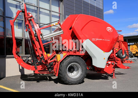 La Finlande, Etats-Unis - 25 avril 2015 : Lely Welger RPC 245 Tornado enrubanneuse la machine sur une cour. La technologie incorporée dans cette machine fait le Banque D'Images