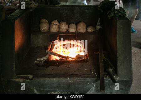 Brûleur au bois d'évaporation pour le sucre de coco sap à plantation, Tambon Kradangnga, Samut Songkhram, Thaïlande. Banque D'Images