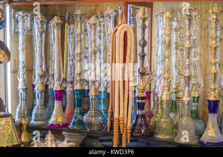 Étagère avec Arguiles,traditionnels (Narguile Chicha, chicha, narguilé), l'équipement utilisé du tabac à fumer, largement , très répandu dans tout le Moyen-Orient Banque D'Images