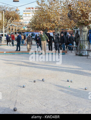 Hommes jouant aux boules, ou de pétanque, un jeu de balle, typiquement français à Cannes, Côte d'Azur, sud de la France Banque D'Images