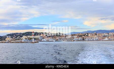 Le Light House et le Vieux Port, le port de plaisance de Cannes et de la mer, d'Azur, France Banque D'Images