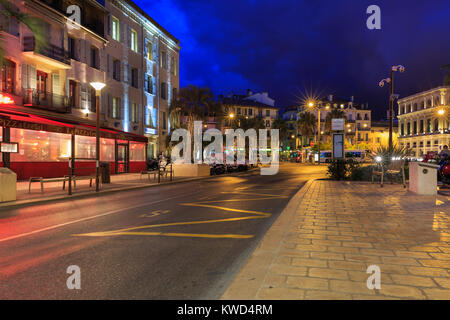 Quai Saint-Pierre illuminé de nuit à Cannes, Côte d'Azur, France Banque D'Images