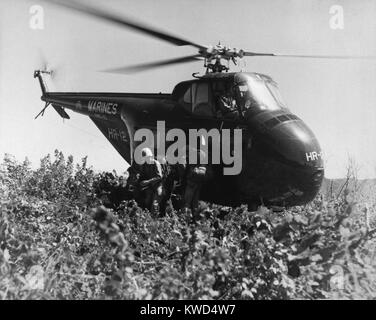 U. S. Marine Corps faire une invasion d'hélicoptère sur la colline 812, pour soulager la République de Corée (République de Corée) huitième division. Le 20 septembre 1951. Des hélicoptères ont été utilisés pour la première fois en temps de guerre pendant la guerre de Corée. (BSLOC   2014 11 113) Banque D'Images