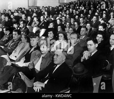 Citoyens blancs lors d'une réunion de ville d'impôt foncier le 7 avril 1947. Ils se réunissent à la Playhouse à Oak Ridge (Tennessee). Quand la ville a été développé pour garder les travailleurs de la WW2 installation nucléaire, le sud de membres du Congrès a demandé à l'avoir être une communauté la ségrégation raciale. Photo de Ed Westcott. (BSLOC   2014 13 188) Banque D'Images