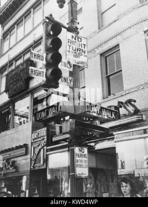 Un signal de trafic complexe pour simplifier la circulation dans Washington, D.C. Le 'à pied' et 'Don't Walk' aide des signaux piétons traverser la rue. 1949. (BSLOC   2014 13 191) Banque D'Images