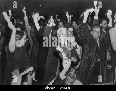 Charlie Chaplin avec son épouse Oona au Hollywood Bowl rassemblement électoral pour Henry Wallace en 1948. L'auditoire sont holding dollar bills dans leurs mains et Chaplin s'est engagé à verser 1 000 à la campagne. (BSLOC   2014 13 198) Banque D'Images