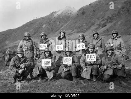 Les fantassins américains le long de la front Kumsong tiens Bonne année à la stateside folks. Le 14 décembre 1951. Ils sont Missouri Gardes Nationales dans le 19e Régiment d'infanterie. Guerre de Corée, 1950-1953. (BSLOC   2014 11 145) Banque D'Images