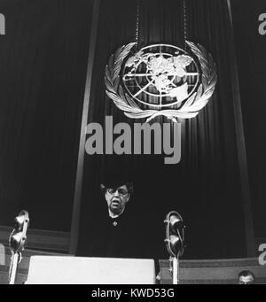 Eleanor Roosevelt s'exprimant auprès des Nations Unies au Central Hall de Westminster, Londres. L'ancienne première dame a été sa participation à la première réunion de l'Assemblée générale des Nations Unies. Janvier 1946. (BSLOC   2014 13 28) Banque D'Images