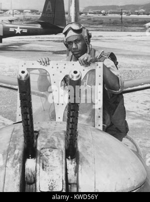 African American ingénieur-gunner en cinquième Air Force B-26 bombardiers légers. Il a volé 25 missions de nuit au cours de la guerre de Corée, 1950-1953. (BSLOC   2014 11 211) Banque D'Images