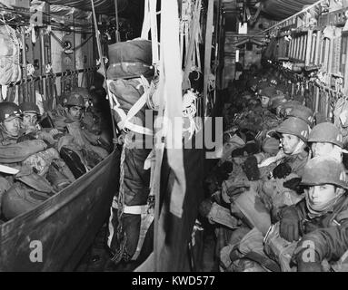 L'équipe de combat aéroporté américain en route vers la zone de chute au ni-( Melbourne ), Corée, le 22 mars, 1951. Dans un C-119 Flying Boxcar, ils ont sauté sur la rive sud de la rivière Imjin, 20 milles de ligne de front. Leur mission pour piéger les forces communistes retirent de Séoul n'a réussi que partiellement parce que l'ennemi avait déjà quitté. Guerre de Corée, 1950-1953. (BSLOC   2014 11 217) Banque D'Images