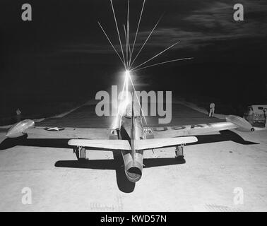 F-84 Thunderjet tirant des balles traçantes de calibre .50 comme hommes d'entretien l'aile de test des armes à feu. Le jet sera sur un bombardement et mitraillage mission le jour suivant au cours de la guerre de Corée, 1950-1953. (BSLOC   2014 11 229) Banque D'Images