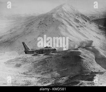 F-86 Sabre Jet contre une montagne couverte de neige, en Corée du Nord. C'était la plus avancée dans le U.S. Jet Guerre de Corée, mais la soviétique MiG surclassé en plafond, l'accélération, et de taux de montée. (BSLOC   2014 11 233) Banque D'Images