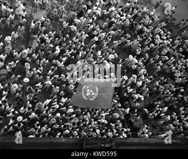 Drapeau des Nations Unies vagues de foule en attente d'entendre le Dr Syngman Rhee parler au Conseil des Nations Unies à Taegu, Corée. Au cours de la guerre de Corée, Corée du Sud de la défense a été combattu comme l'action des Nations Unies. Le 30 juillet 1950. Guerre de Corée, 1950-1953. (BSLOC   2014 11 257) Banque D'Images