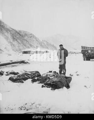 Un aumônier blessés lit un service commémoratif sur les corps des Marines morts. Kotori, Corée, au sud de l du réservoir de Chosin où les forces américaines se préparent à se retirer de la Corée du Nord. 4-10 décembre, 1950. Guerre de Corée, 1950-1953. (BSLOC   2014 11 93) Banque D'Images