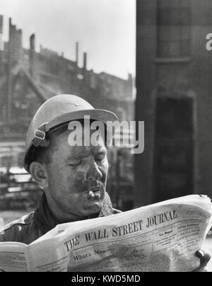 Un électricien se lit "The Wall Street Journal' pour vérifier ses investissements en bourse. L'emploi de Monsanto, il investit dans l'entreprise par l'achat d "stock" pour ses travailleurs. Ca. 1958. (BSLOC   231 13 2014) Banque D'Images