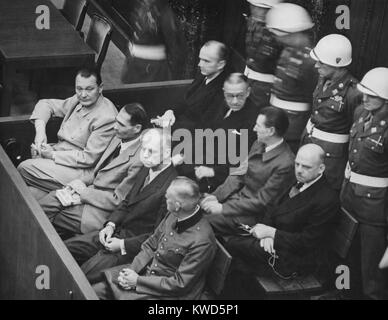 Herman Goering, Rudolf Hess, Joachim von Ribbentrop, et Wilhelm Keitel dans le dock à Nuremberg. 1945 oct.-nov. 1946. (BSLOC 2014 13 4) Banque D'Images