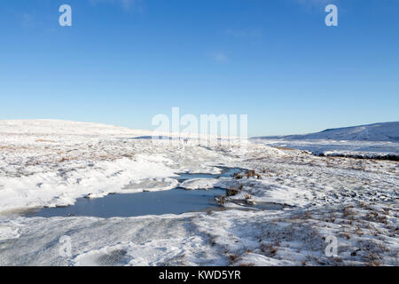 Les marcheurs en direction de coupe élevée pseudo sur le Pennine Way en hiver, Cumbria, Royaume-Uni Banque D'Images