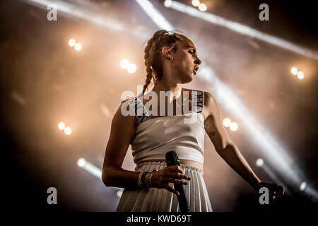 La chanteuse Danoise Karen Marie Ørsted est mieux connu sous son nom de scène Mø et est sa photo en direct sur scène à l'Arena Stage à Roskilde Festival 2014. Danemark 06.07.2014. Banque D'Images