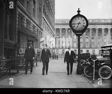 Calvin Coolidge marche sur une rue de Washington D.C. en 1923. (BSLOC   2015 15 98) Banque D'Images