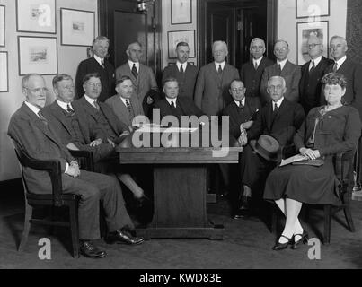 Herbert Hoover à la tête de la Commission d'inondation pour aider la croix rouge dans l'effort de secours en 1927. Membres inclus les secrétaires des ministères des finances, de la guerre et de la marine, et les membres du Comité central de la Croix-Rouge. (BSLOC   2015 16 68) Banque D'Images