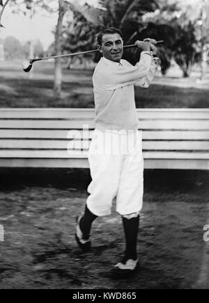 Golfeur professionnel américain Gene Sarazen jouer à Miami, en Floride. Le jeune homme de 19 ans a été récupérant d'une appendicectomie. 31/12/1921. (BSLOC   2015 17 117) Banque D'Images