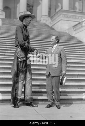 Ralph E. Madsen, le Grand Cowboy, serrant la main de M. Morris Sheppard, 1919. Le Nebraska était né Madsen 7 pieds 6 pouces de haut. Le sénateur du Texas Morris servi de 1917-1941, et a introduit la résolution du Sénat de la dix-huitième amendement instituant l'interdiction. (BSLOC   2015 17 174) Banque D'Images