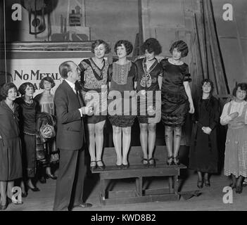 Producteur de théâtre Earl Carroll L'examen pour la production de meubles-lavabos beautés. Le 23 janvier 1925. Washington, D.C. aux environs (BSLOC   2015 17 213) Banque D'Images